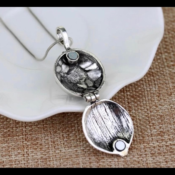 The Vampire Diaries Necklace - Picture 2 of 2